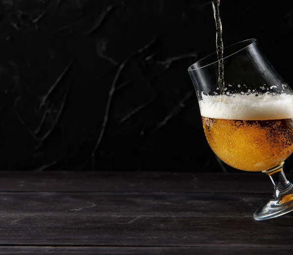 Bière Verser Dans Une Table Verre Mur Sombre Bois — Photo