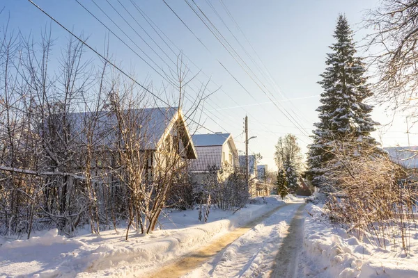 Köy Sokağı Kış Günü Güneşle Aydınlanır — Stok fotoğraf