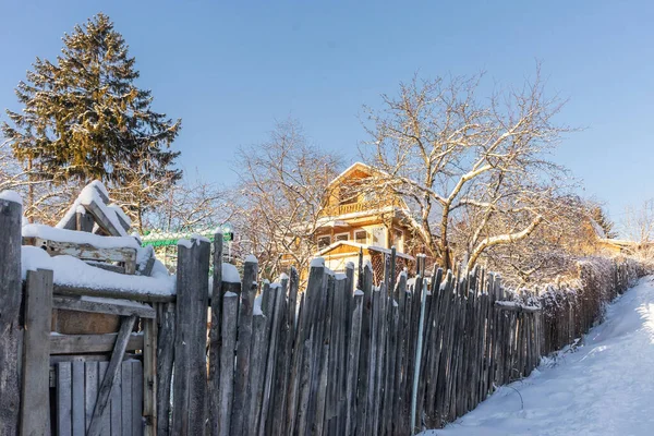 Kışın Ahşap Çit Kır Evi — Stok fotoğraf