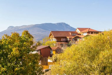 Altın sonbaharda dağlarda rahat bir otel