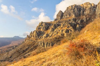 Güney Demerdzhi 'nin kayalıkları Bir sonbahar günü gün batımında