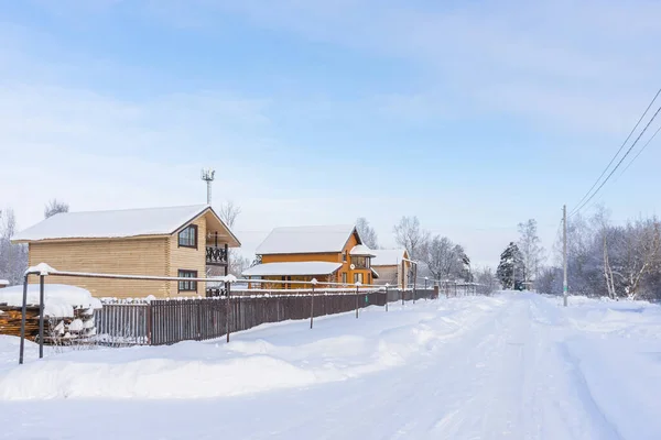 Kış Günü Köyde Kır Evleri Olan Bir Sokak — Stok fotoğraf