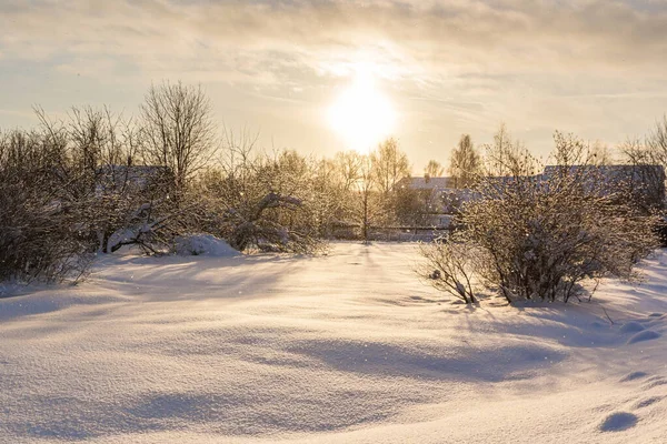 Окраине Деревни Освещенной Солнцем Зимой Стоковое Изображение