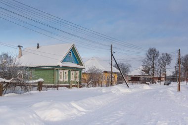 Kış günü eski ahşap evleri olan bir sokak.