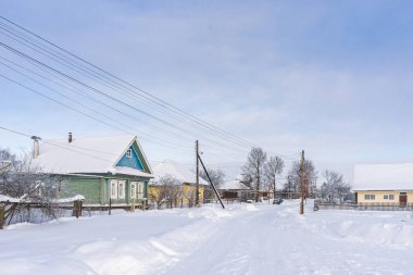 Kışın elektrik direkten köydeki konut binalarına gidiyor.