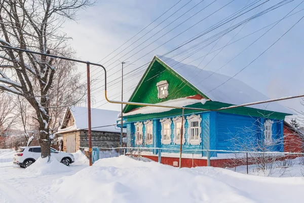 Casa Azul Madera Con Frontón Verde Arquitrabes Tallados Día Invierno — Foto de Stock
