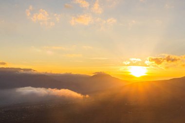 Bir sonbahar günü dağlarda sislerin üzerinde güneş.