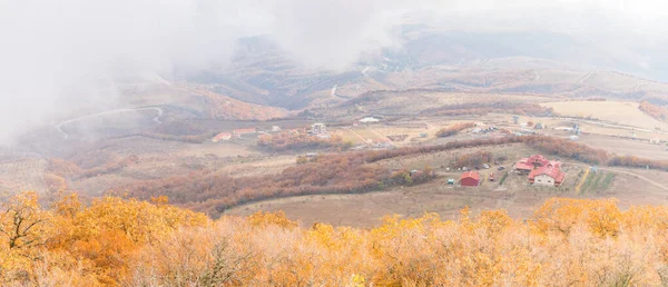 Panorama Vallée Dans Brouillard Sur Village Luchistoe Automne Image En Vente