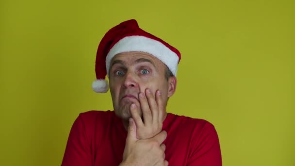 En mand i en Santa hat i en tilstand af depression og håbløshed. – Stock-video