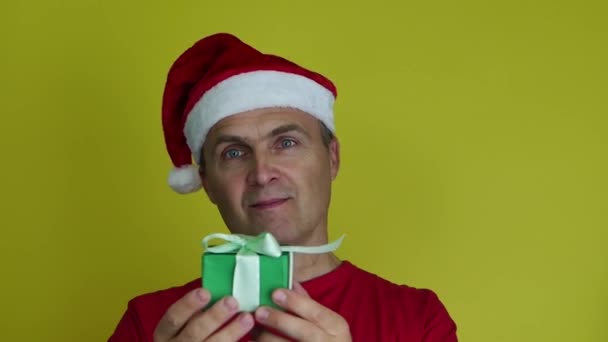 Портрет щасливого літнього чоловіка, який представляє різдвяну подарункову коробку . — стокове відео