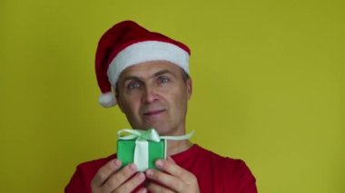 Noel hediyesi kutusunu sunan mutlu yaşlı bir adamın portresi..