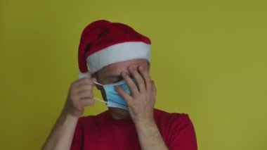 Noel Baba şapkalı bir adam tıbbi maske takacak kadar talihsiz..