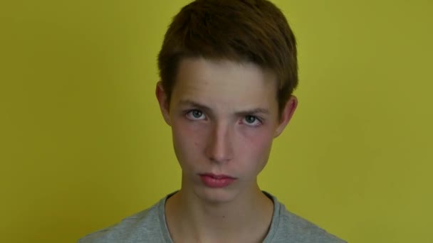 Aantrekkelijke moe tiener jongen kijken naar de camera. — Stockvideo