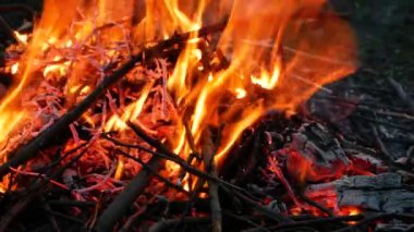 Geceleri yoğun bir şekilde yanan ateş..