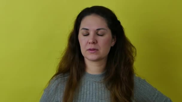 Porträtt av en arg och upprörd kvinna på en gul bakgrund. — Stockvideo