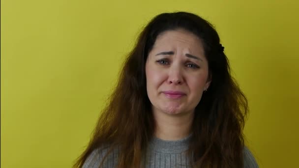 Portret płaczącej kobiety z tęsknotą w złym stanie psychicznym. — Wideo stockowe