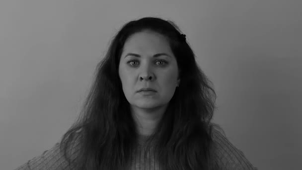 Black and white image portrait of angry angry woman. — Stock Video