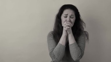 Umutsuzluk ve depresyon içinde uzun saçlı güzel bir kadın..