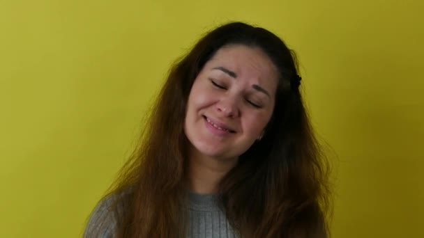 Портрет красивої веселої милої жінки на жовтому тлі . — стокове відео