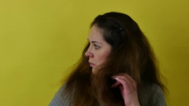 Beklenmedik bir şekilde korkmuş bir kadının portresi yana bakıyor.. — Stok video