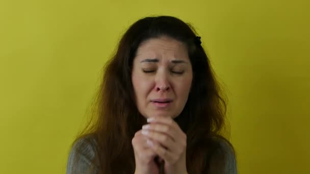 Mooi verdriet getroffen vrouw bijten haar handen. — Stockvideo