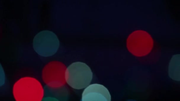 Hermoso movimiento bokeh de las luces navideñas en la noche. — Vídeos de Stock