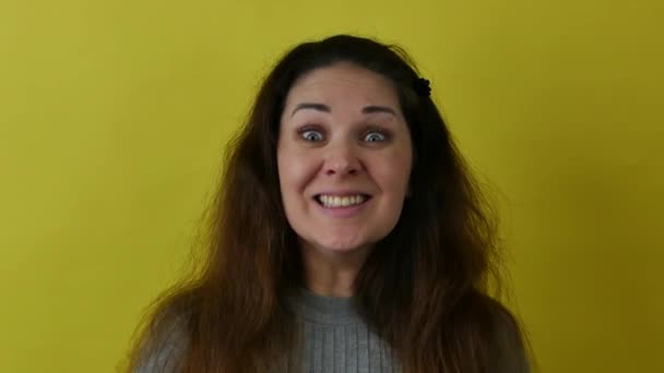Krásná Žena Šedém Svetru Dlouhými Vlasy Žlutém Pozadí Stavu Intenzivní — Stock video