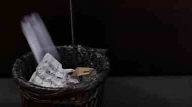 Çöp kutusuna buruşmuş kağıt atmak..