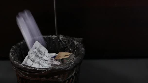 Jogando papel enrugado na lata de lixo. — Vídeo de Stock