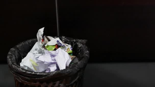 Mão masculina coloca papel usado e cesto de lixo. — Vídeo de Stock