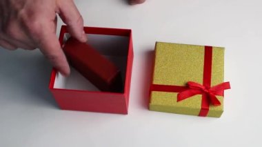 Hediyeleri kapalı çekimde paketliyorum..
