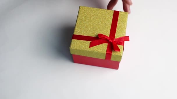 Primer plano manos masculinas abren una caja de regalo. — Vídeo de stock