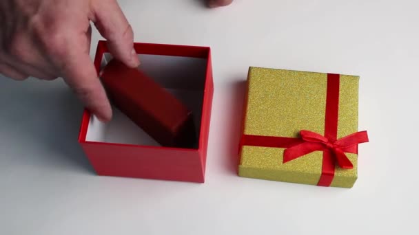 Verpackung von Geschenken in einer Schachtel Nahaufnahme von oben. — Stockvideo