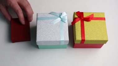  Mans elleri Mens yakın çekim hediye kutuları yerleştiriyor.