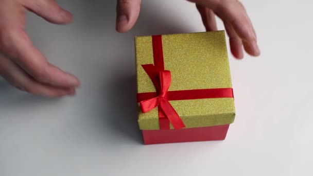 Открытие подарочной коробки с сюрпризами крупным планом. — стоковое видео