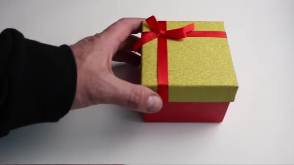 Mans Hände platzieren zwei Geschenkboxen auf weißem Hintergrund. — Stockvideo