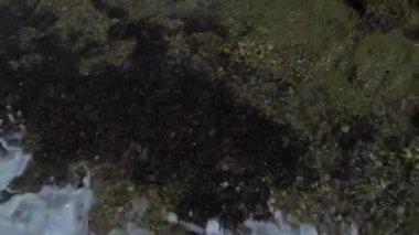Kayalıklardaki deniz dalgalarının en üst görüntüsü..