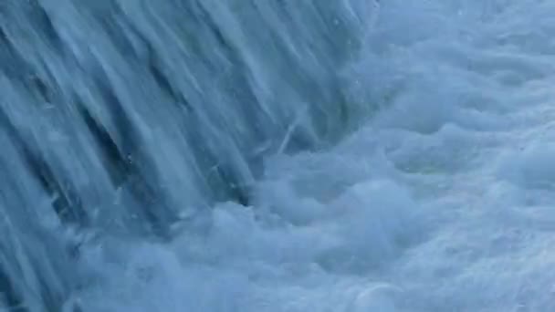 Cascade de rivière d'une cascade close-up. — Video