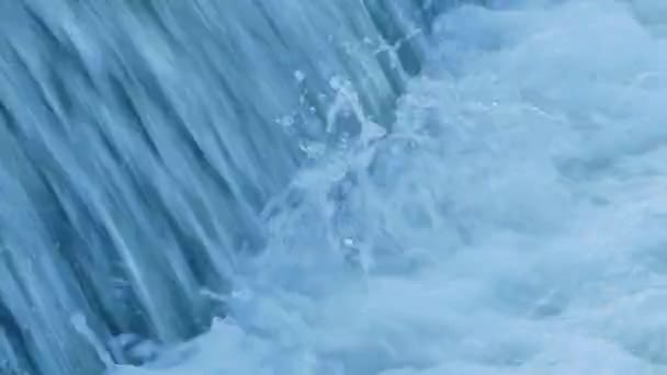 Riesiger Wasserfluss rauscht Wasserfall. — Stockvideo