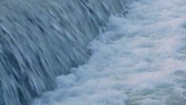 Belle texture détaillée d'eau courante sur une cascade. — Video