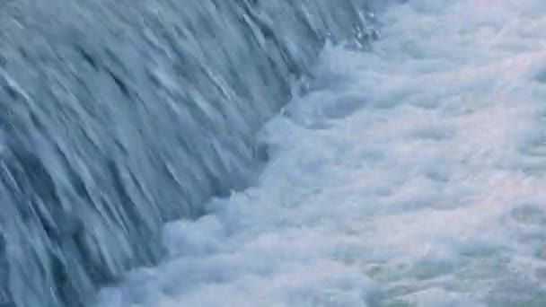 Vue de l'eau qui coule du barrage. — Video