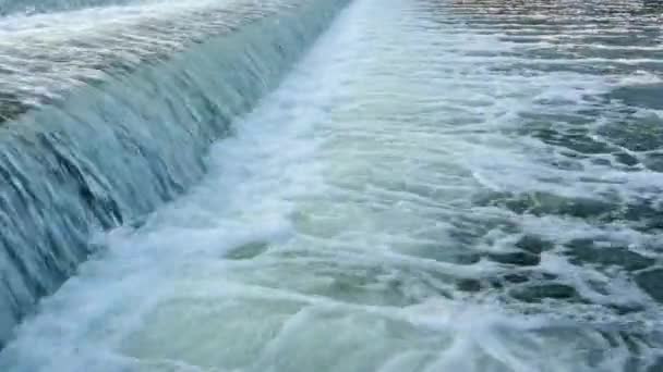Cascade de rivière d'une cascade close-up. — Video