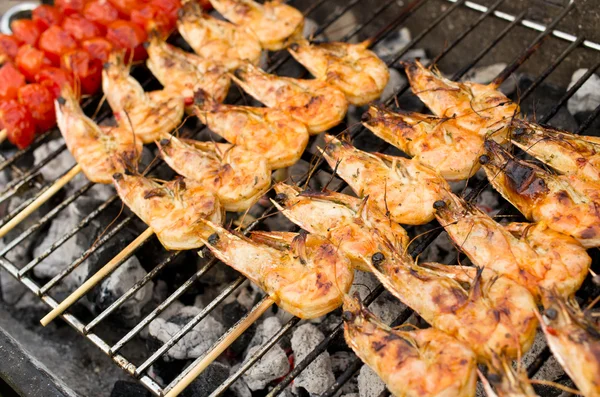 Garnalen op de grill — Stockfoto