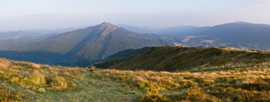 Taşlı yolda dağlar