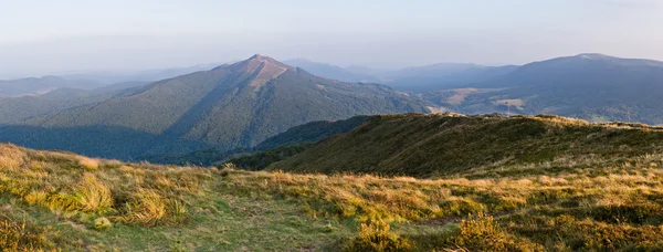 Estrada pedregosa nas montanhas — Fotografia de Stock