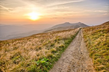 Karpat Dağları'nda günbatımı