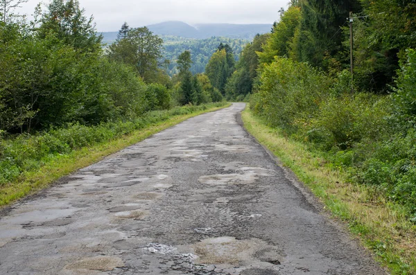 Strada con grandi buchi — Foto Stock