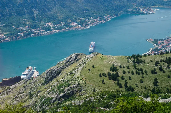 Schip in de buurt van kotor — Stockfoto