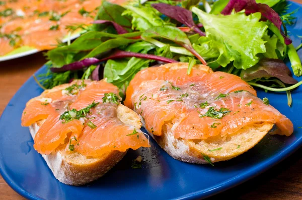 Sanduíche com salmão gravlax — Fotografia de Stock