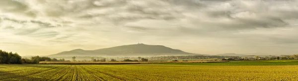 Panorama con campo e montagna Sleza, Polonia — Foto Stock